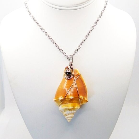 Handmade Conch Shell with Tahitian Pearl Necklace - Picture 1 of 3